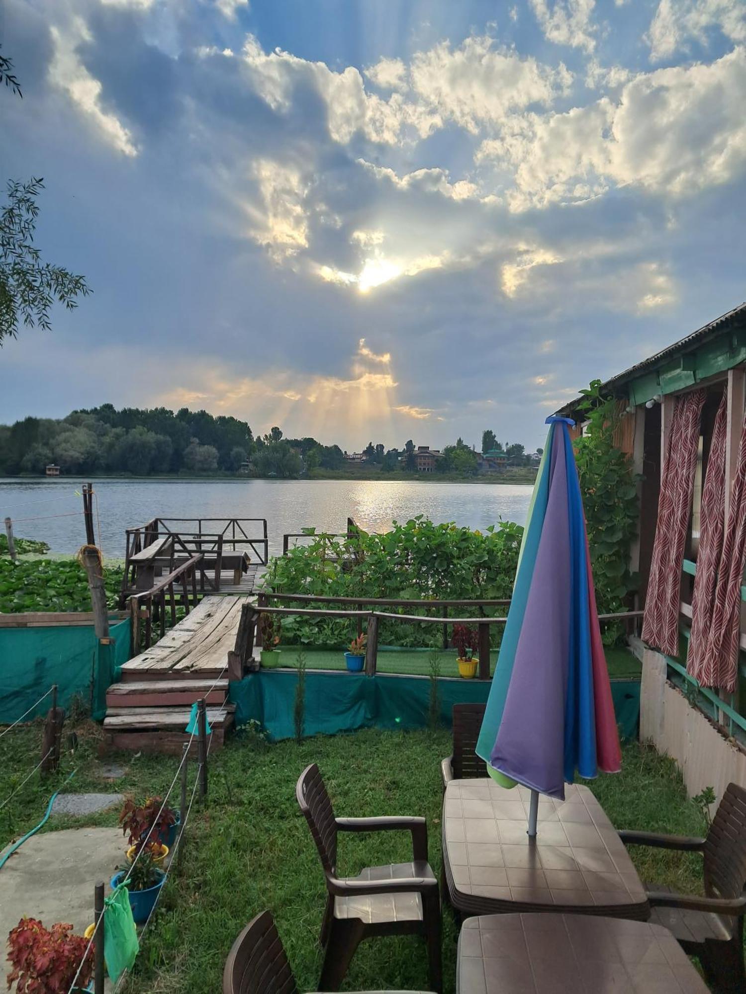 Lakeside Homestay Srinagar Ngoại thất bức ảnh